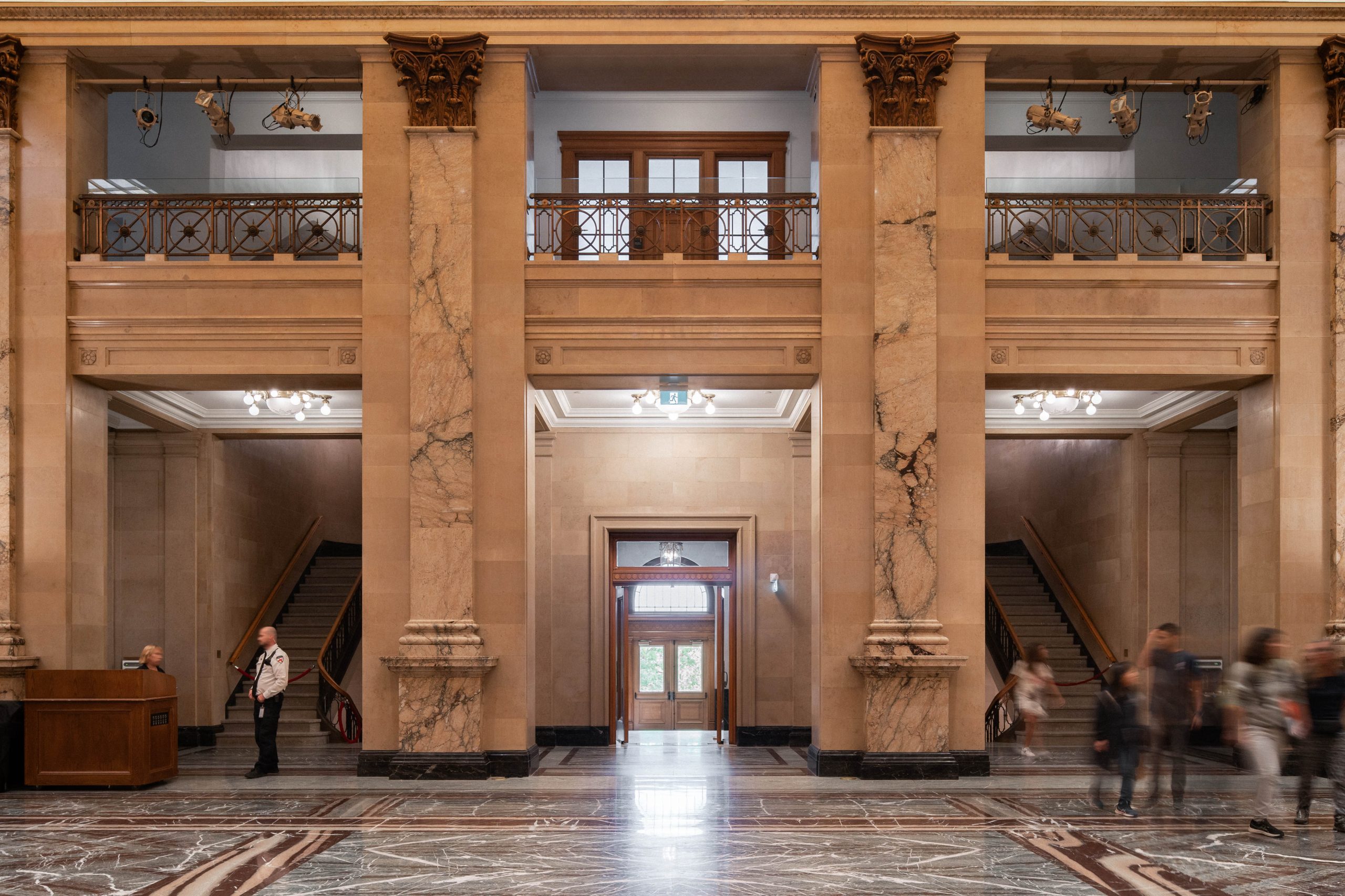 Vue sur l'entrée d'honneur de l'hôtel de ville de Montréal à partir du hall d'honneur